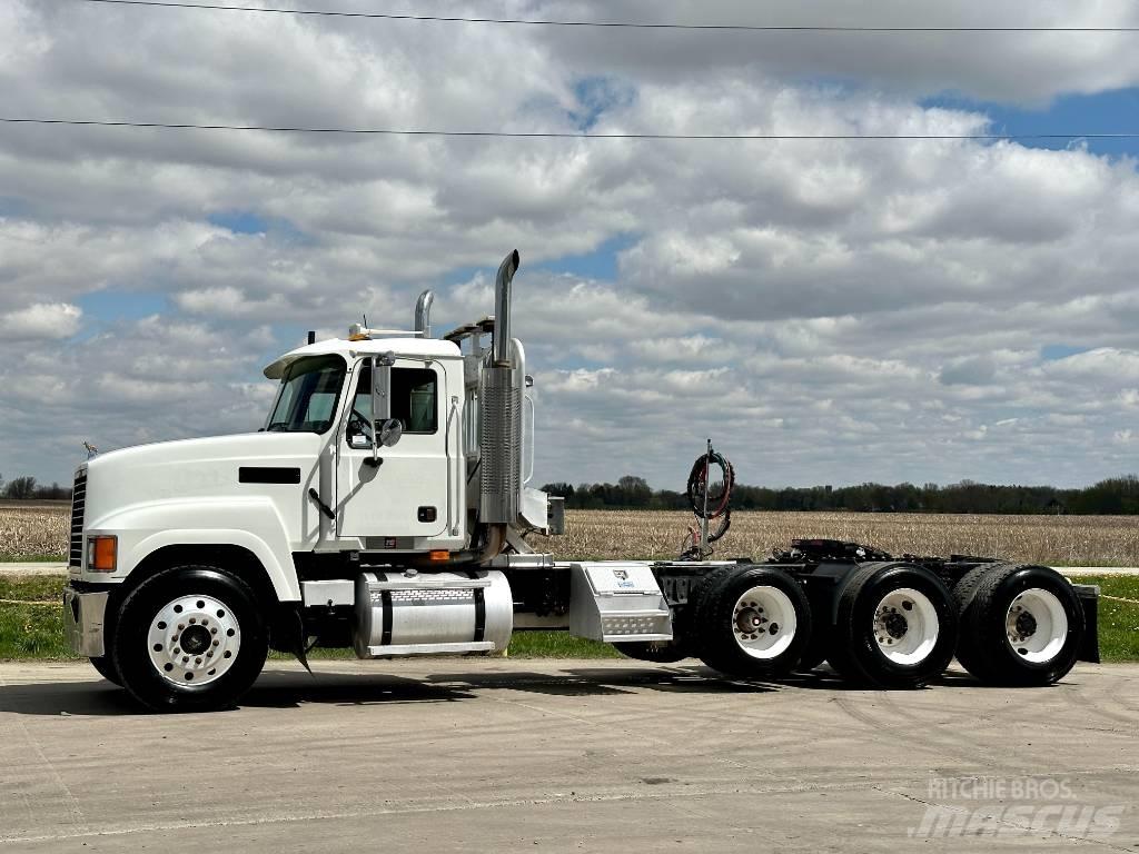 Mack CH 613 Vetopöytäautot