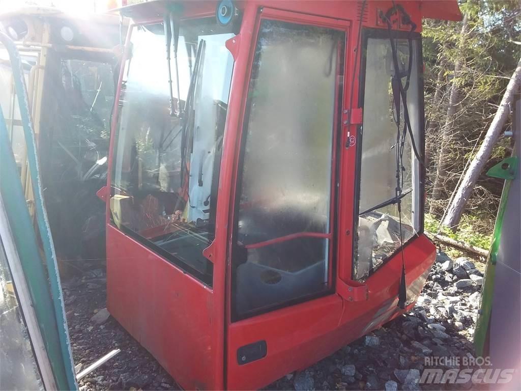 Komatsu 895 Ohjaamo ja sisusta