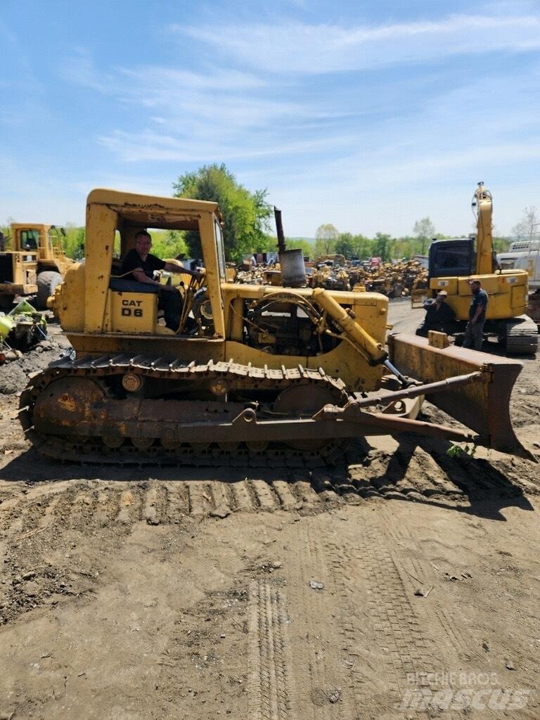 CAT D 6 Telaketjupuskutraktorit