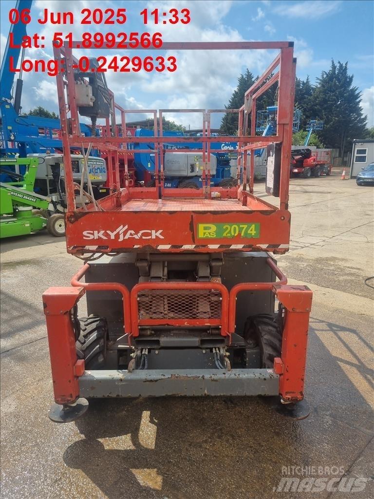 SkyJack SJ 6832 RT Saksilavat