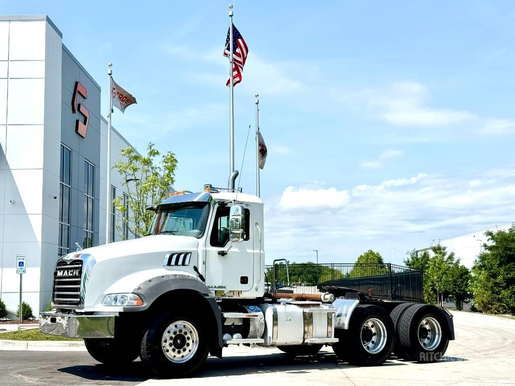 Mack GU 813 Vetopöytäautot