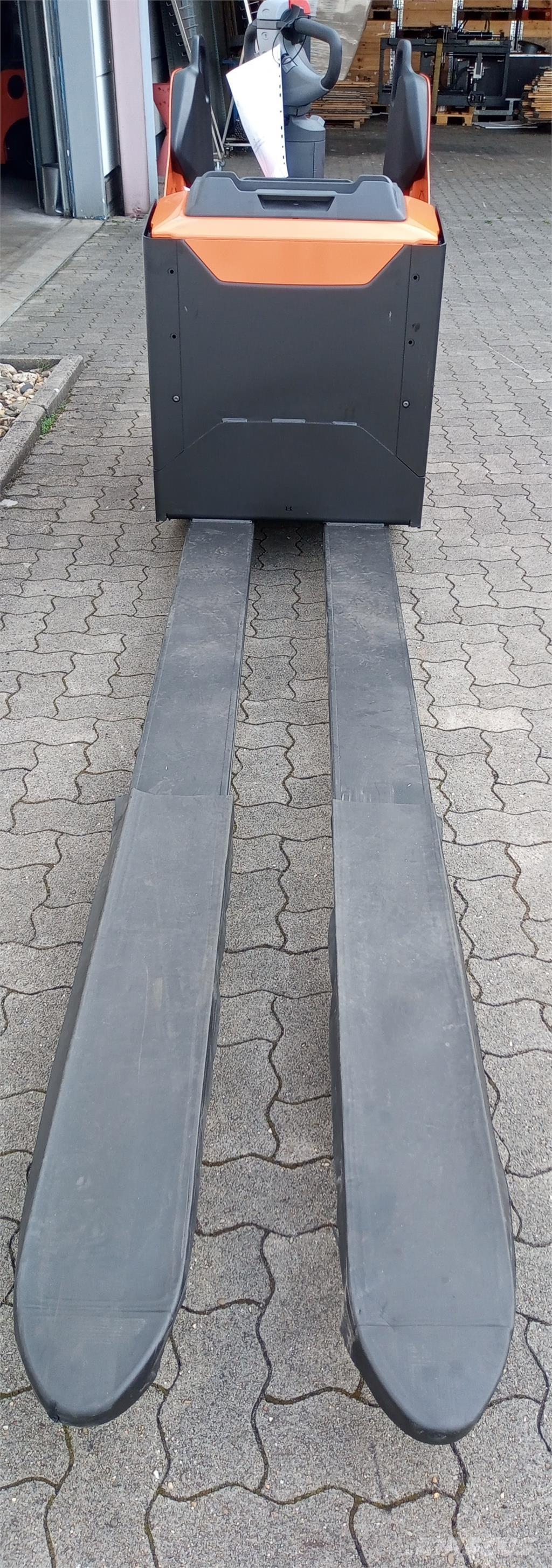 Toyota LPE 250 Käyden ajettavat pinoamistrukit