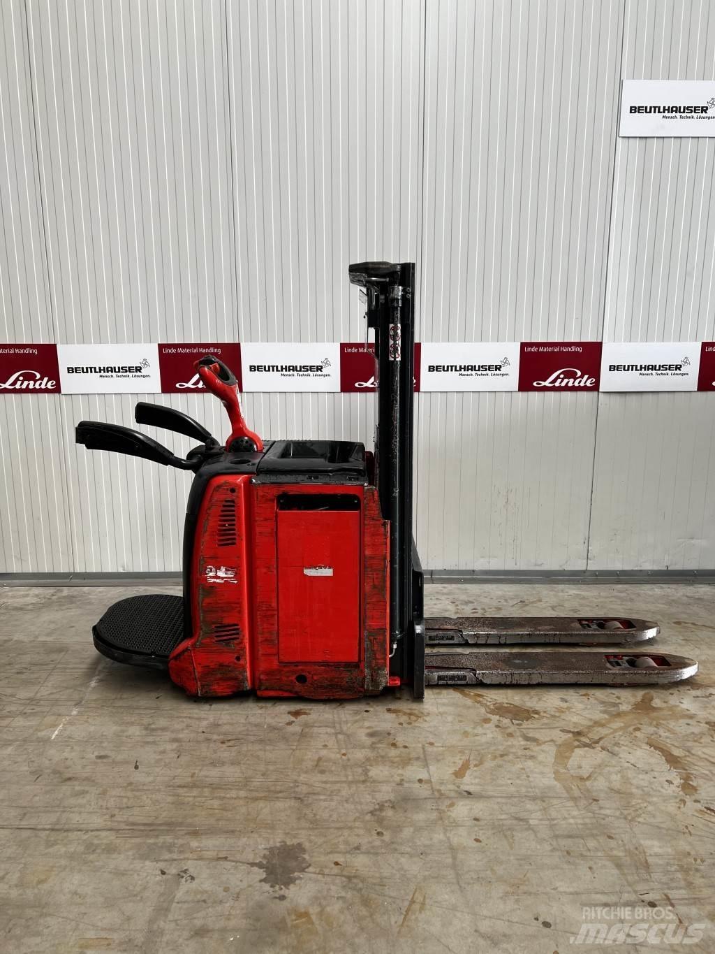 Linde D12AP Käyden ajettavat pinoamistrukit