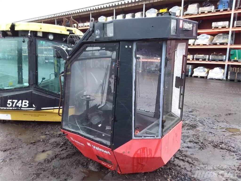 Valmet 911.1 Ohjaamo ja sisusta