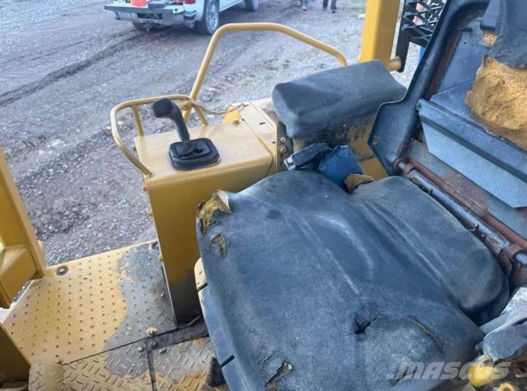 CAT D4C3 Telaketjupuskutraktorit