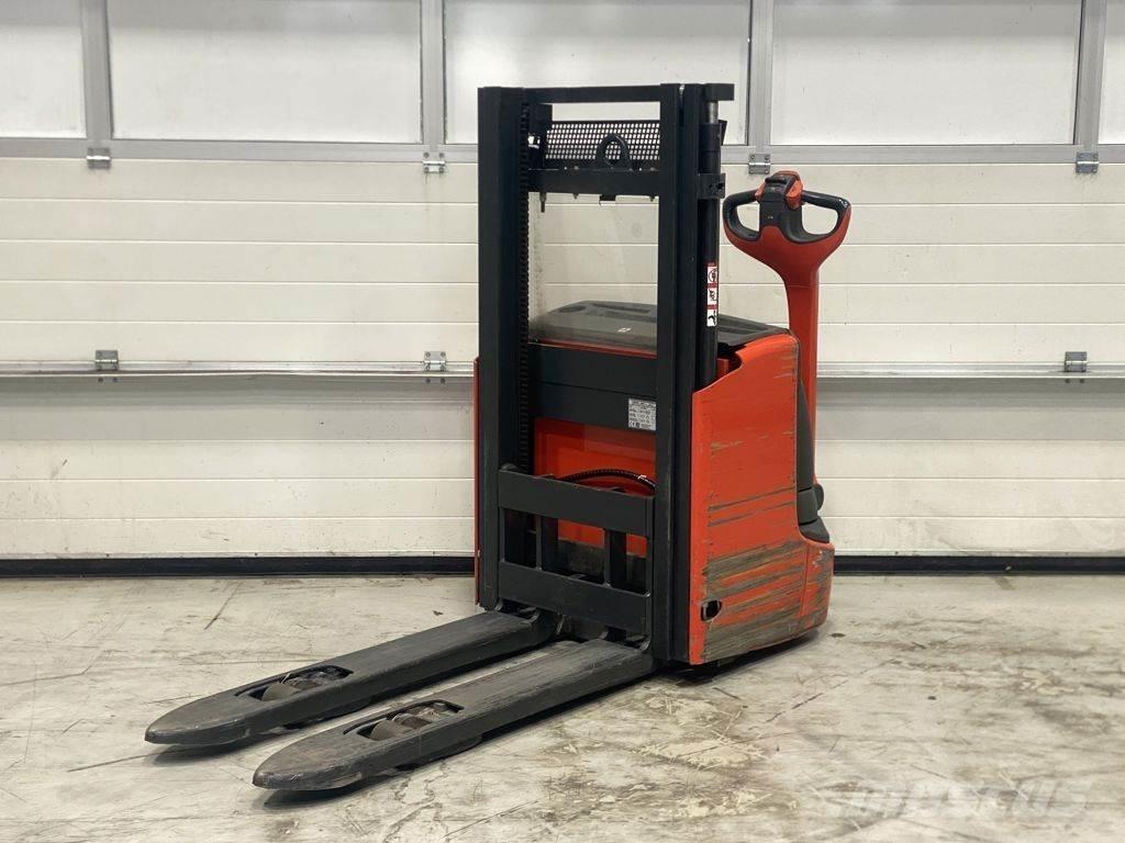 Linde L12 I Käyden ajettavat pinoamistrukit