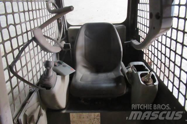 Komatsu SK714 Ohjaamo ja sisusta
