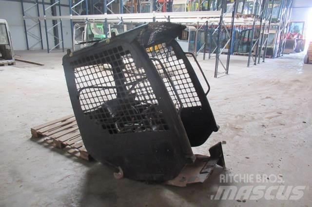 Komatsu SK714 Ohjaamo ja sisusta