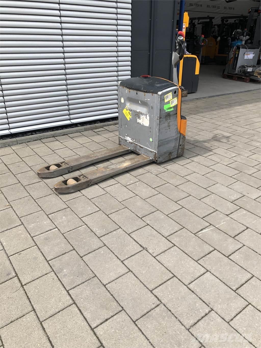 Still EXU16 Käyden ajettavat pinoamistrukit