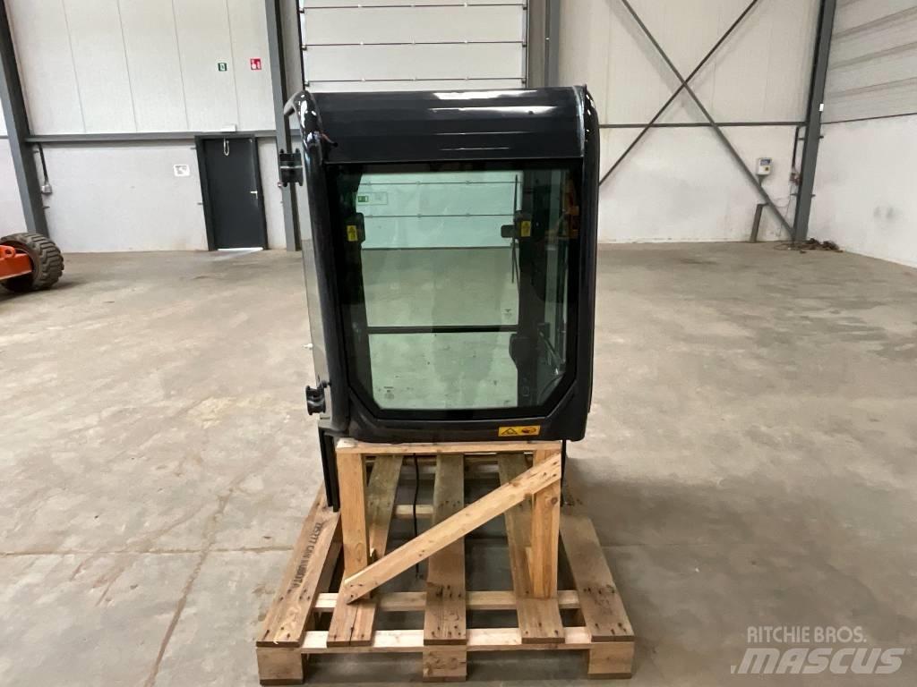Kubota U 27-4 Ohjaamo ja sisusta