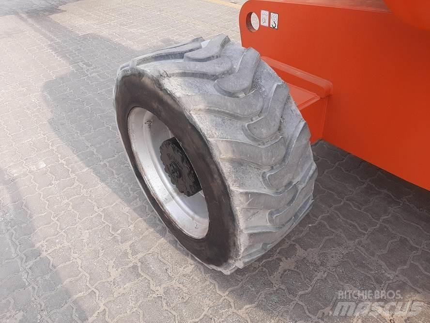 JLG 800AJ Kuukulkijat