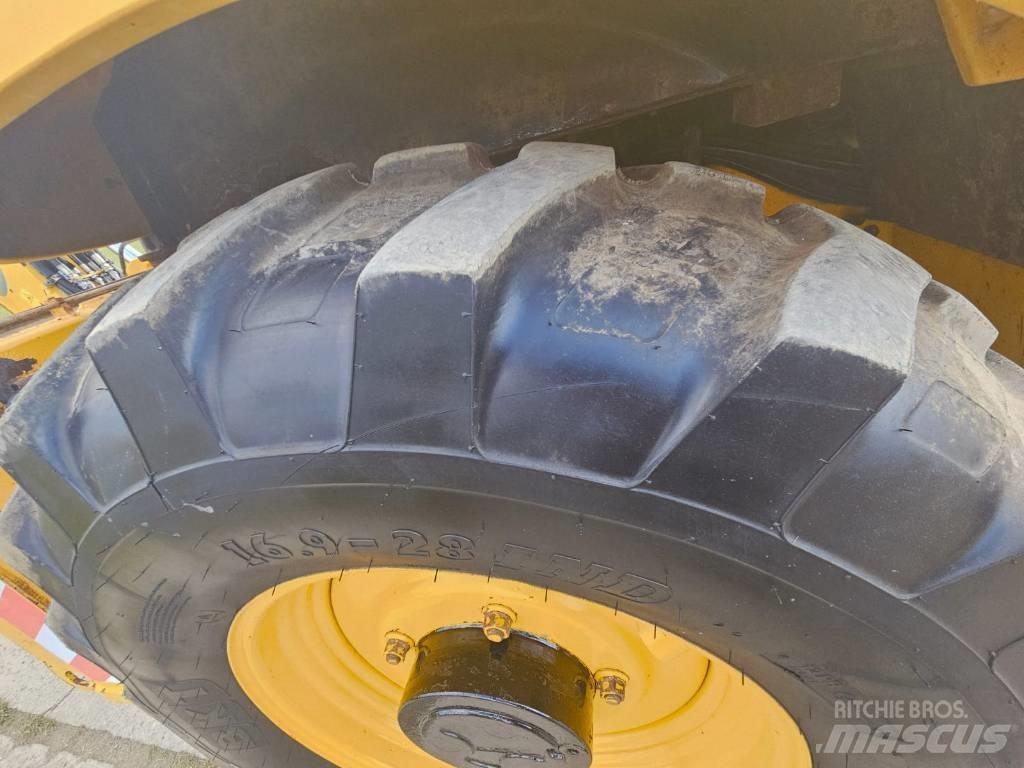 Komatsu WB 93 S-5 Kaivurikuormaajat
