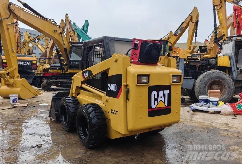 CAT 246D Liukuohjatut kuormaajat