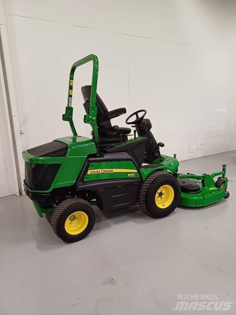 John Deere 1580 Päältäajettavat ruohonleikkurit