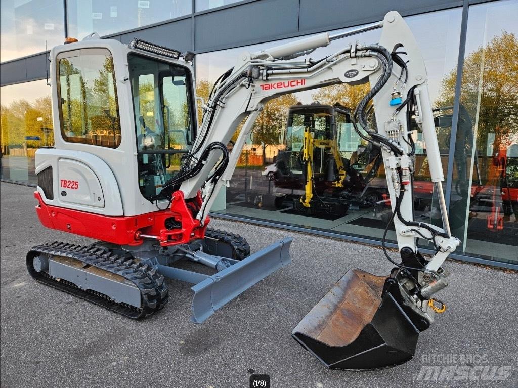 Takeuchi TB 225 Minikaivukoneet < 7t