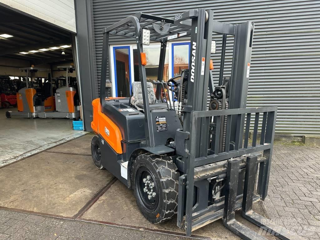 Doosan D30NX Dieseltrukit
