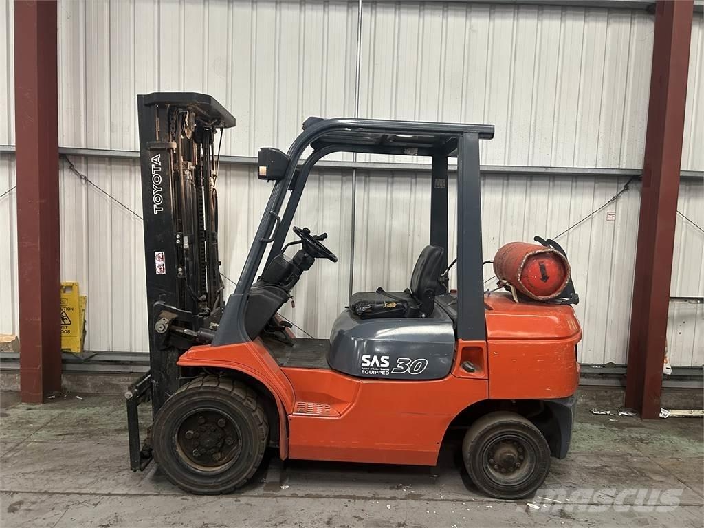 Toyota 7FGF30 Nestekaasutrukit