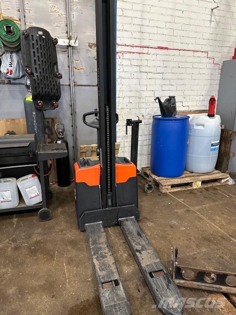 Toyota HWE 100 Käyden ajettavat pinoamistrukit