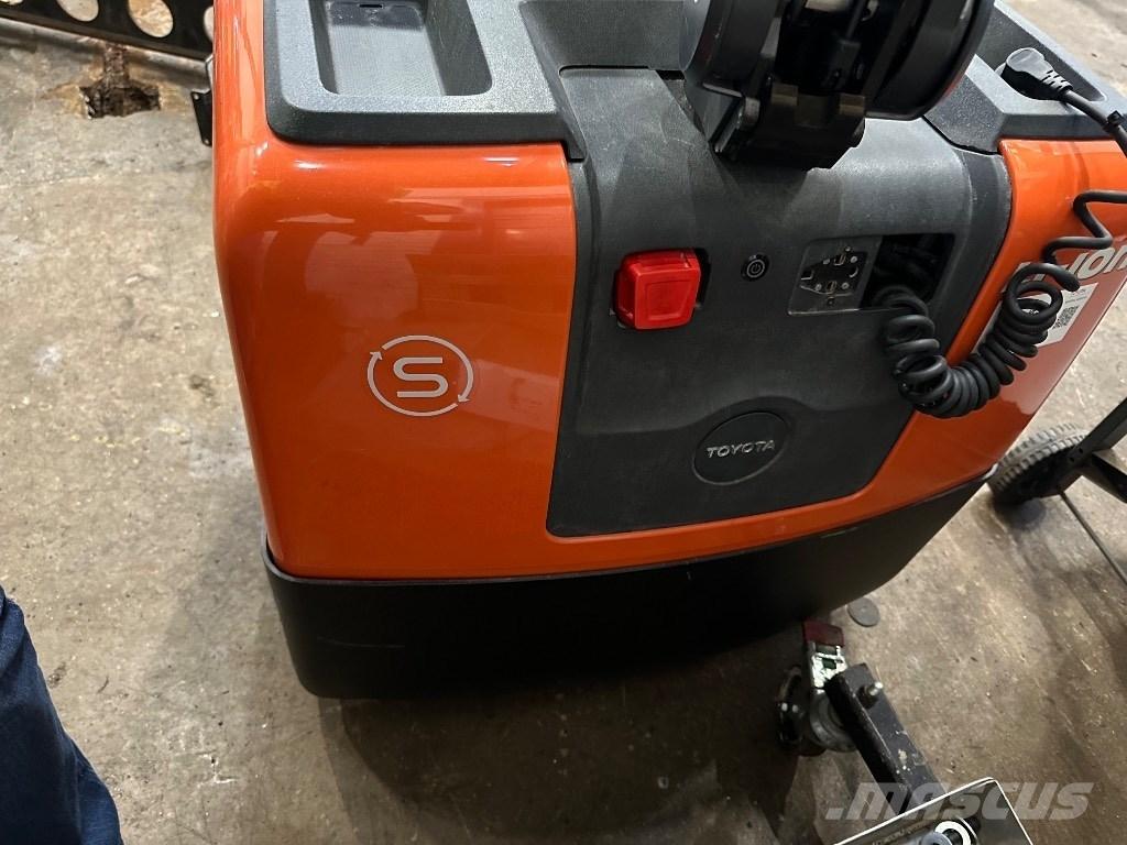 Toyota HWE 100 Käyden ajettavat pinoamistrukit