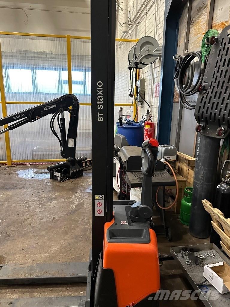 Toyota HWE 100 Käyden ajettavat pinoamistrukit