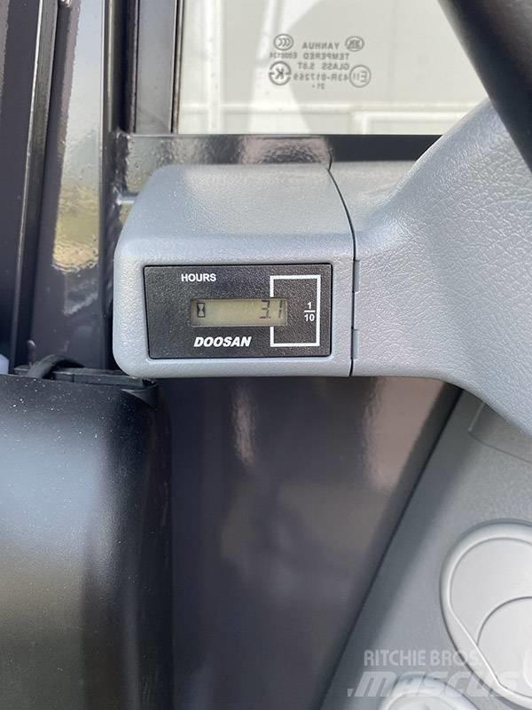 Doosan DX 63-3 Minikaivukoneet < 7t