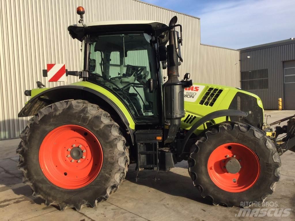 CLAAS ARION 550 Traktorit