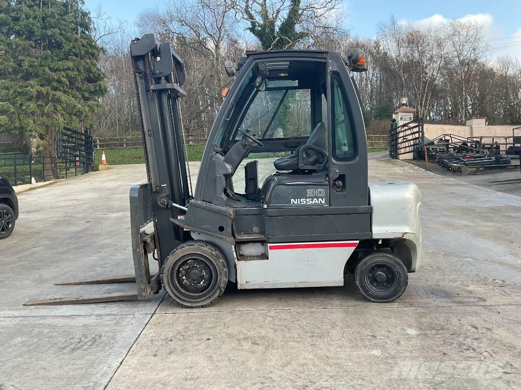 Nissan 30 Forklift Kurottajat