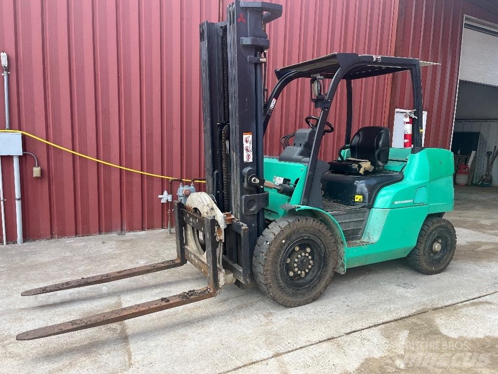 Mitsubishi FD40N1 Maastotrukit