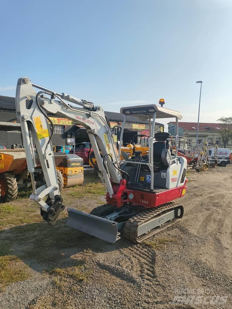 Takeuchi TB 225 Minikaivukoneet < 7t