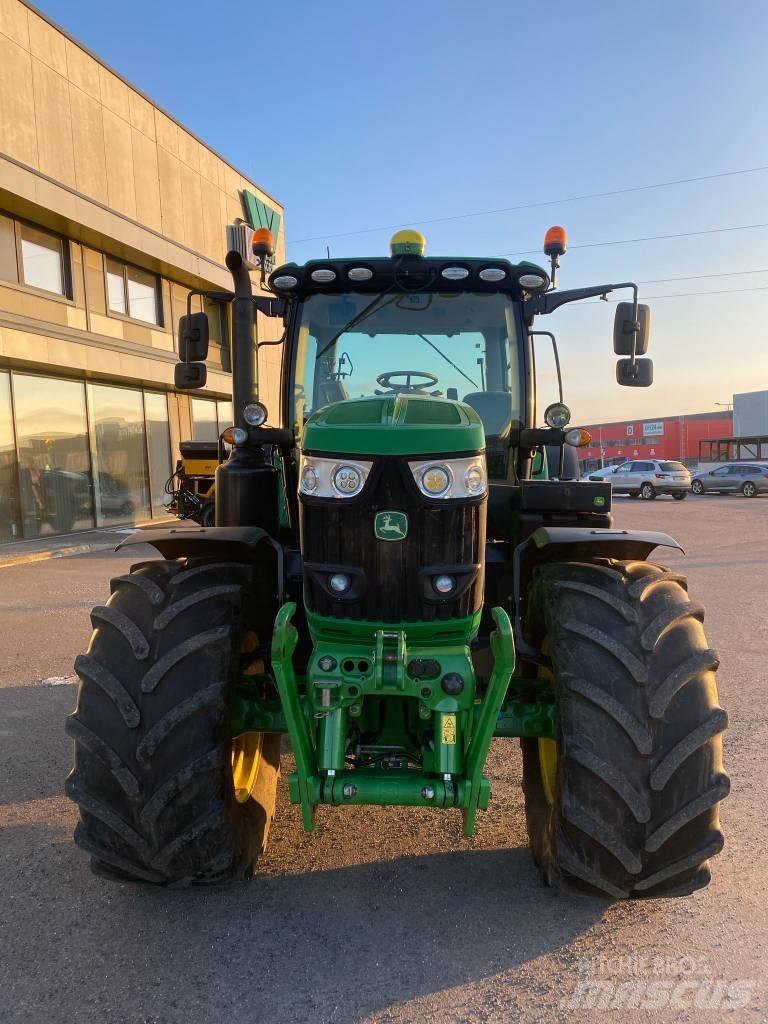 John Deere 6215 R Traktorit