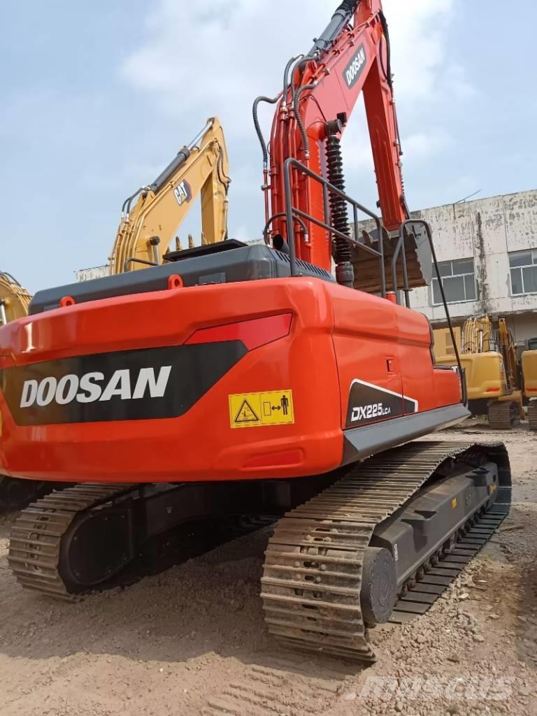 Doosan DX 225 LC Telakaivukoneet