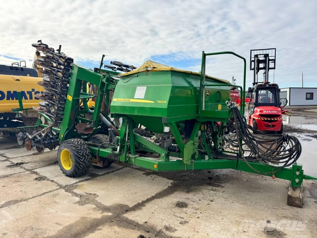  Jhon deere 740A Kylvökoneet