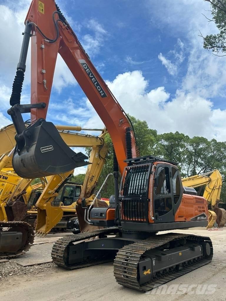 Develon DX 225 LCA Midikaivukoneet 7t - 12t
