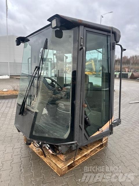 CASE 721 F USED CAB Ohjaamo ja sisusta