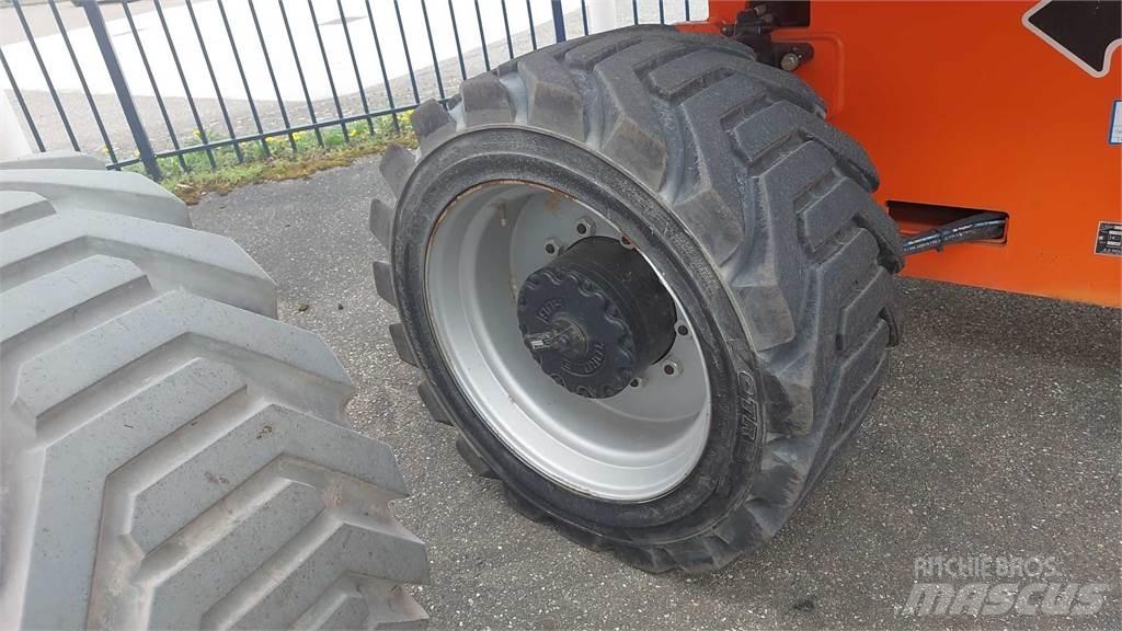 JLG 680SGW+ Teleskooppipuominostimet