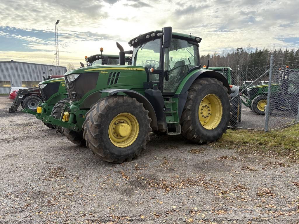 John Deere 6215 R Traktorit
