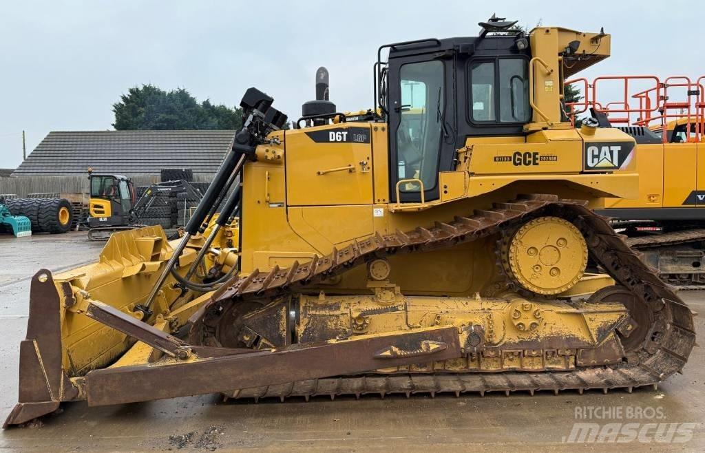 CAT D6T Telaketjupuskutraktorit