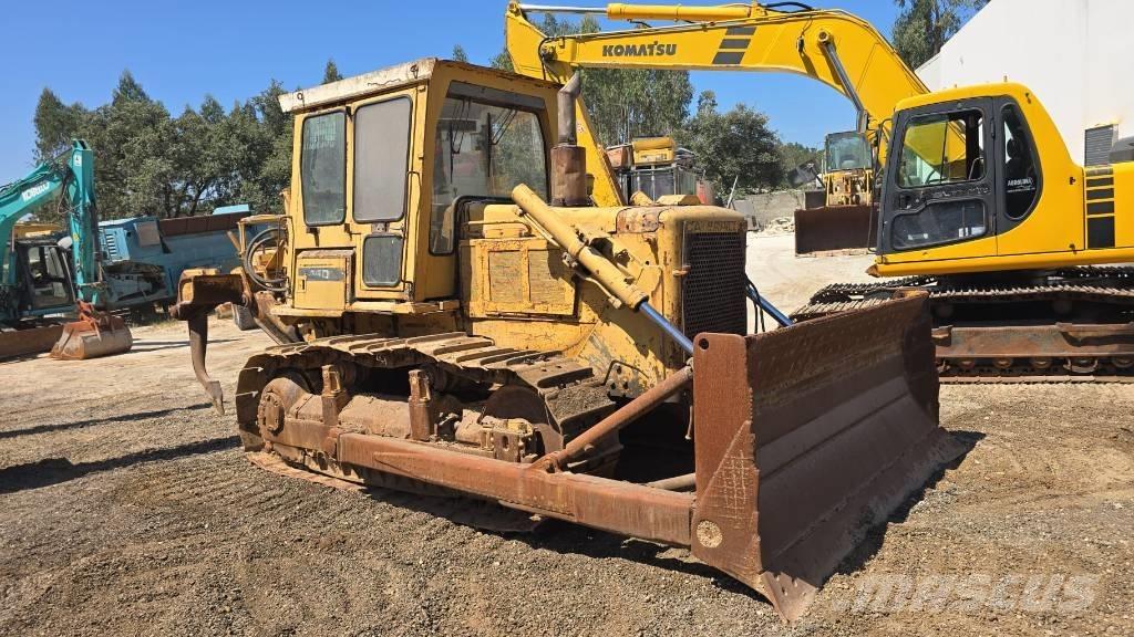 CAT D 6 D Telaketjupuskutraktorit