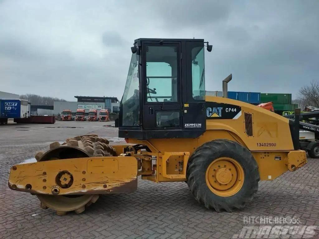 CAT CP 44 Yksivalssijyrät