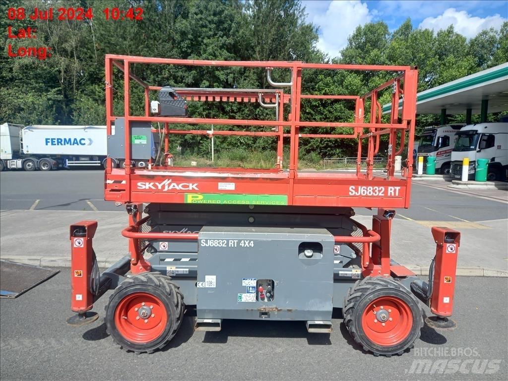 SkyJack SJ 6832 RT Saksilavat