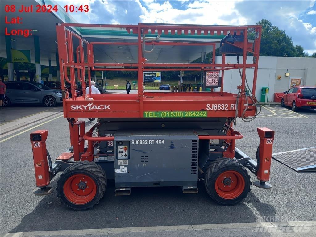 SkyJack SJ 6832 RT Saksilavat