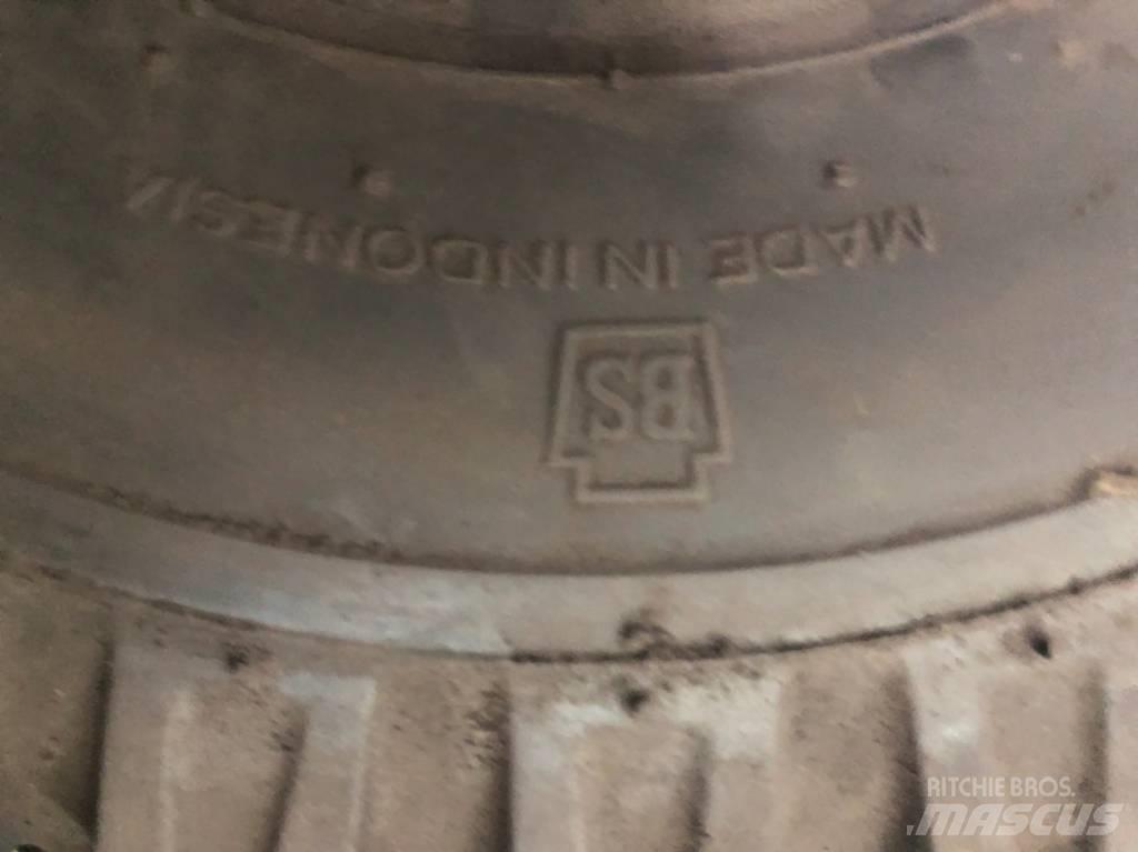 Bridgestone 21x8-9 Renkaat ja vanteet