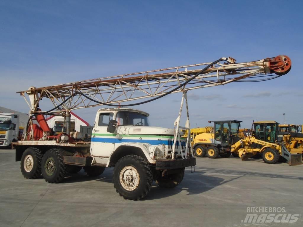 ZIL 6×6 Kuorma-auto porauskalustolla
