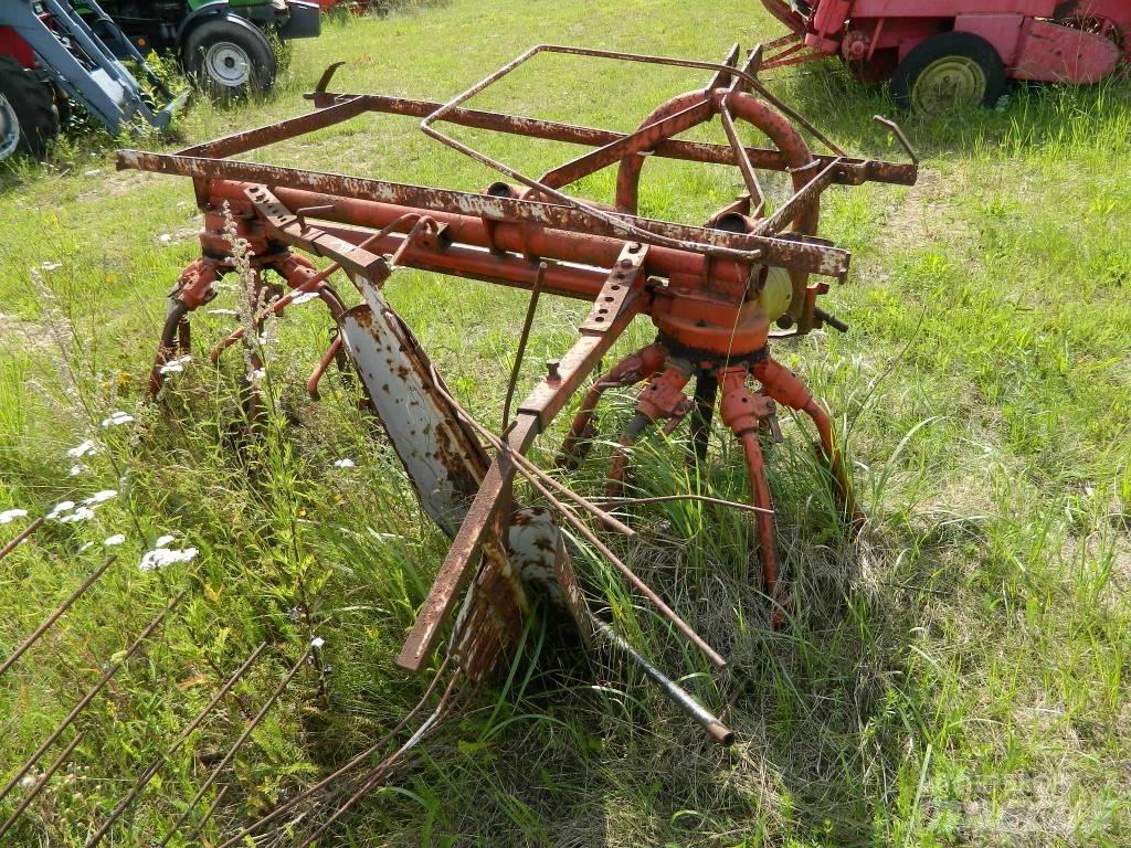 Kuhn 3.2 Pöyhimet ja haravat