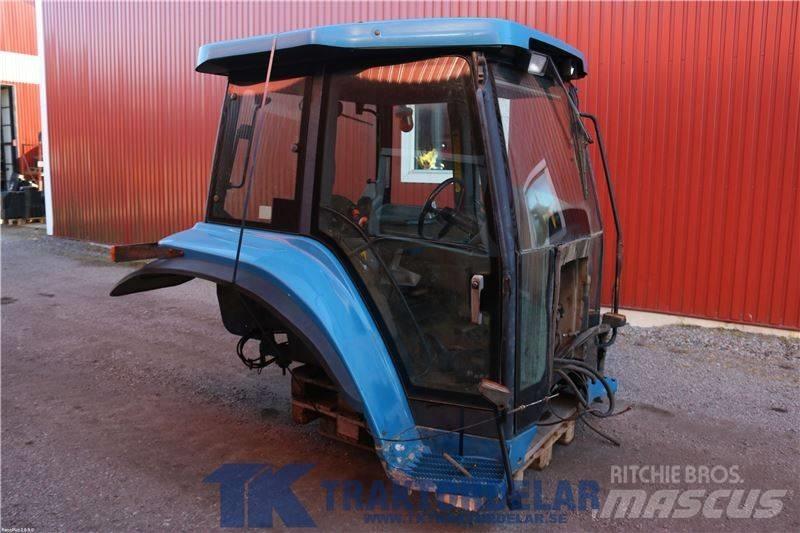 New Holland 8870 Ohjaamo ja sisusta