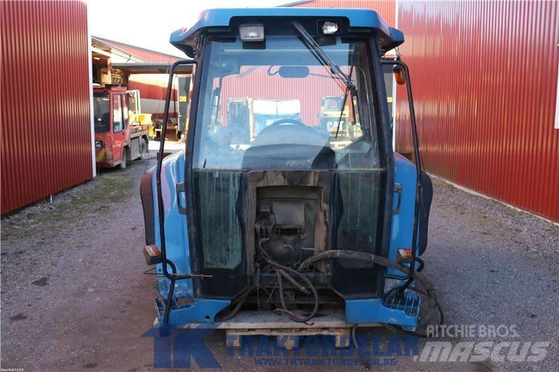 New Holland 8870 Ohjaamo ja sisusta