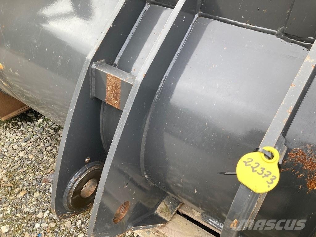 CASE 821 Skovl Pyöräkuormaajat