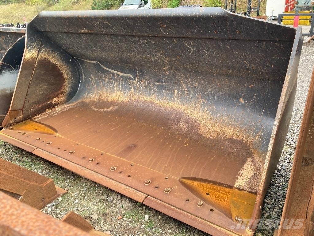 CASE 821 Skovl Pyöräkuormaajat