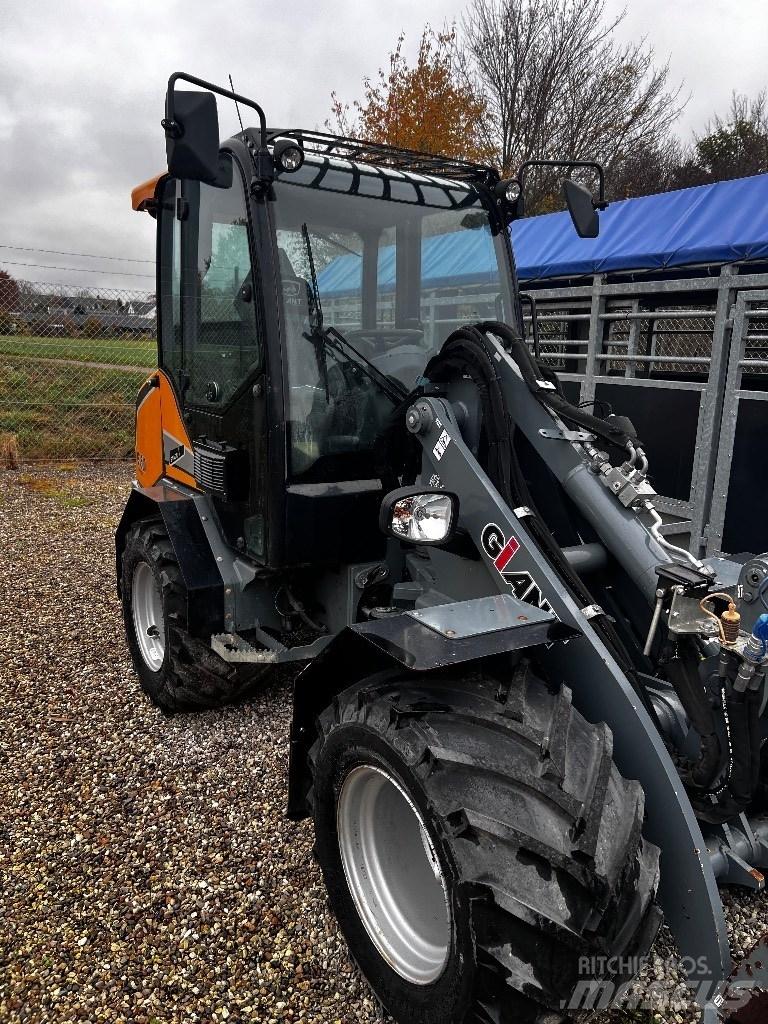GiANT G3500 Pienkuormaajat