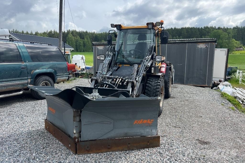 LM Trac 586 Monitoimityökoneet